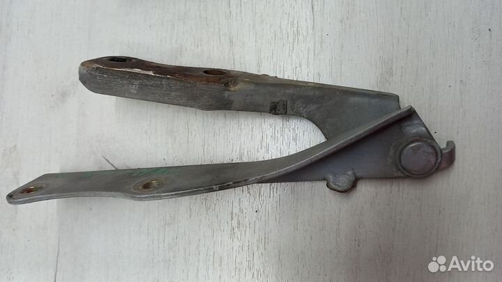 Петля капота правая Nissan Serena c23