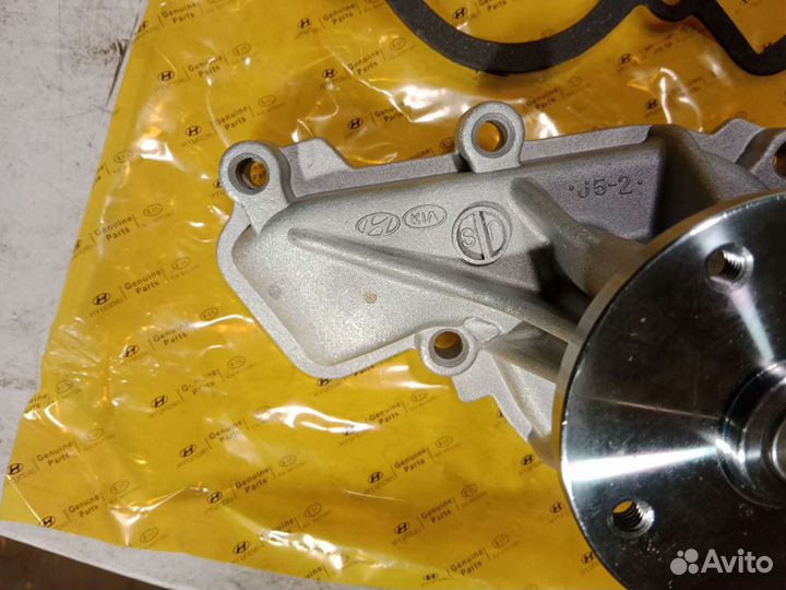 Помпа водяной насос Hyundai i30 i40 ix35 Optima