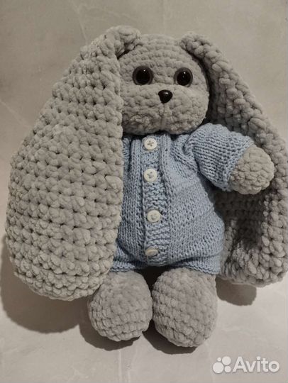 Плюшевый заяц вязаный