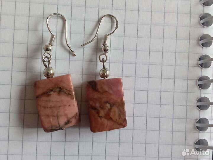 Серьги с природным родонитом