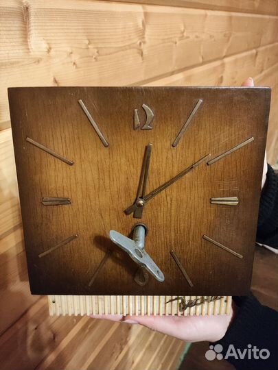 Часы весна СССР в деревянном корпусе с заводом