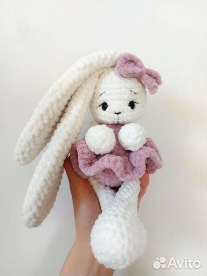 Плюшевый заяц вязаный