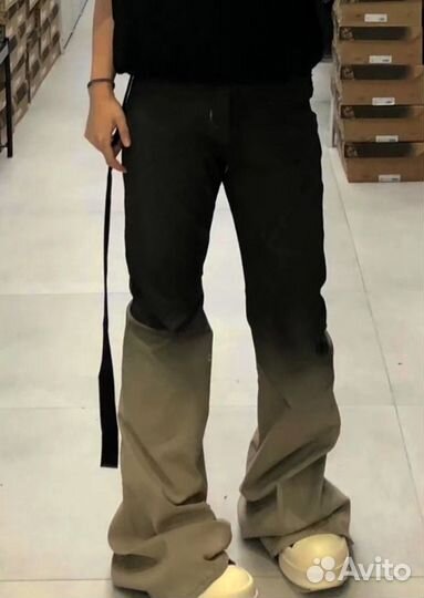 Джинсы клеш Rick Owens на руках