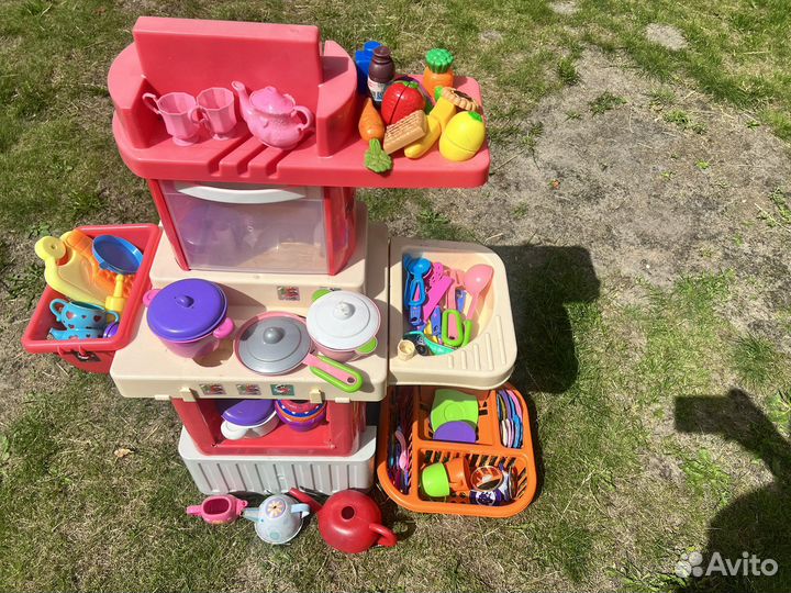 Детская кухня с посудой