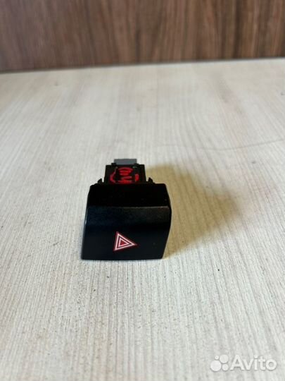 Кнопка аварийной сигнализации Toyota Corolla 180