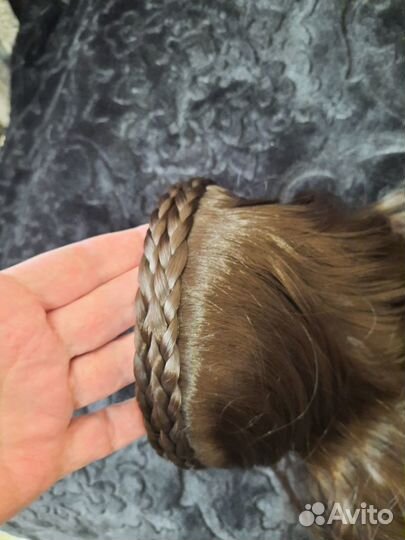 Искусственный парик на ободке косичкой