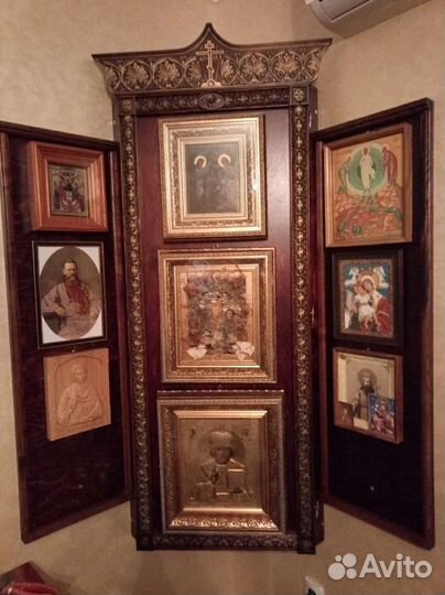 Домашний иконостас с резьбой