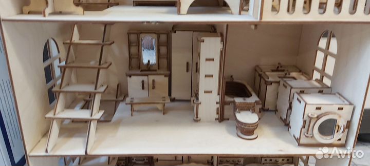 Деревянный домик с мебелью