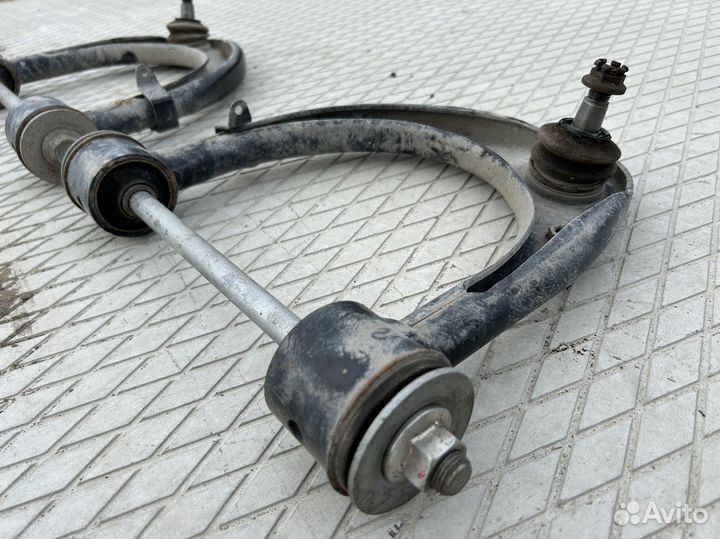 4863060030 Передний левый верхний рычаг