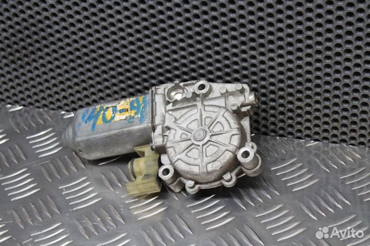 Мотор стеклоподъемника передний левый W140