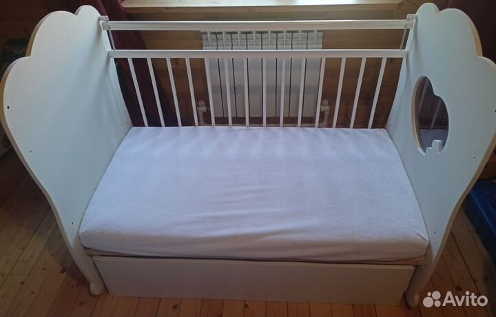 Детская кроватка с маятником и ящиком