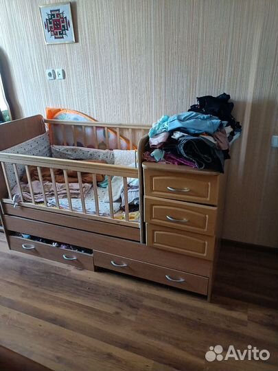 Детская кроватка с маятником и ящиком