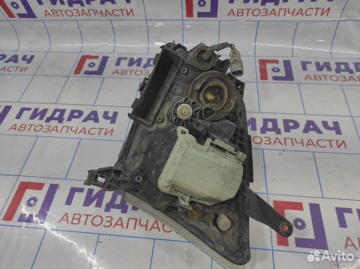 Фара правая Toyota Avensis (T250) 8113005194. Дефе