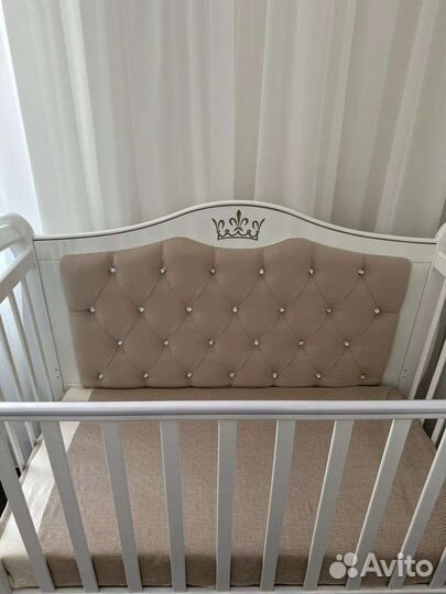 Детская кроватка с маятником и ящиком