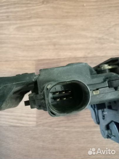 Замок двери задний правый Volkswagen Passat B5