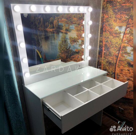 Гримерный стол с гримерным зеркалом с подсветкой