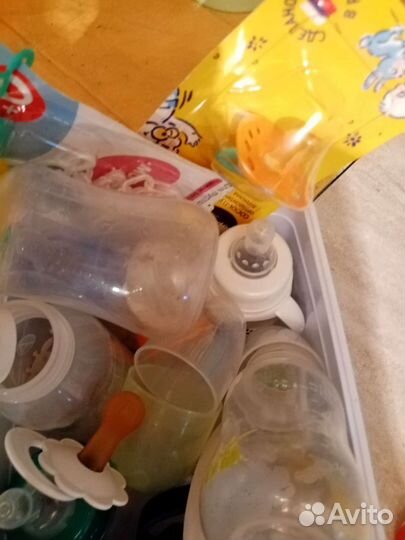 Детские бутылочки для кормления и пустышки