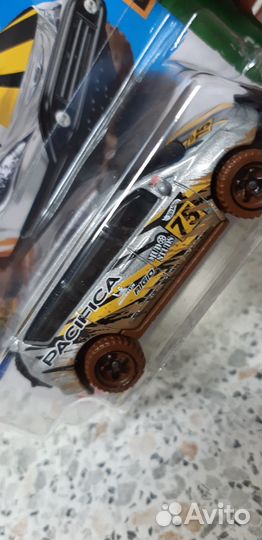 Модель Hot Wheels Chrysler Pacifica серебристый