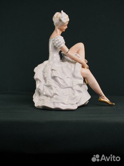 Фарфоровая статуэтка 