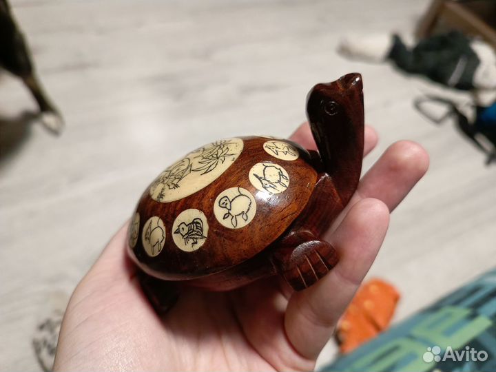 Деревянная черепашка-компас с китайским гороскопом