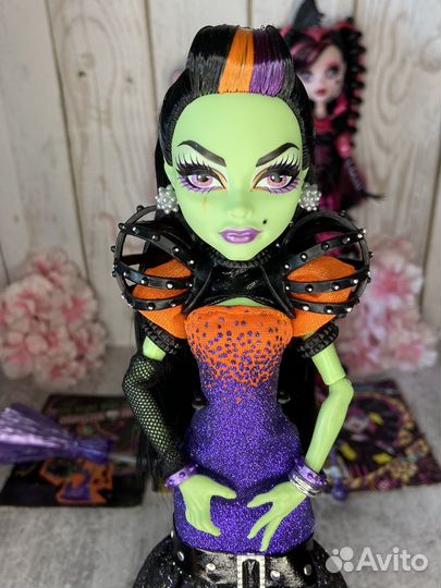 Монстер Хай Каста, Мауседес, Дракулаура