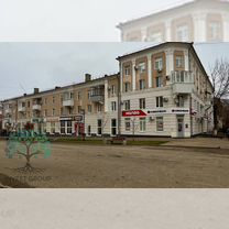 Помещение с витражными окнами на пешеходной улице