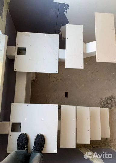 Лестница на металлокаркасе закрытого типа