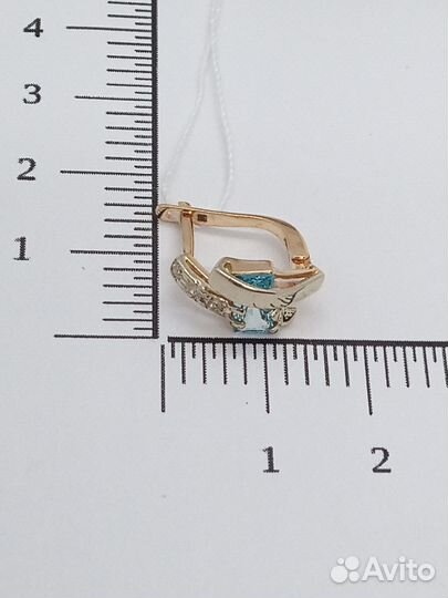 Золотые серьги с камнем