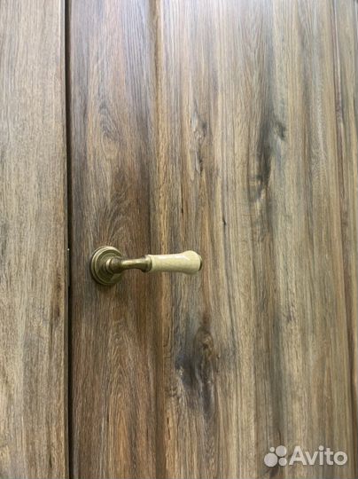 Дверь с ручкой