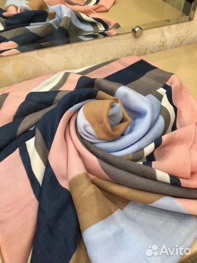 Палантин и кожаные перчатки