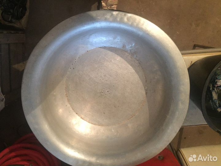 Различные большие кастрюли и чаши