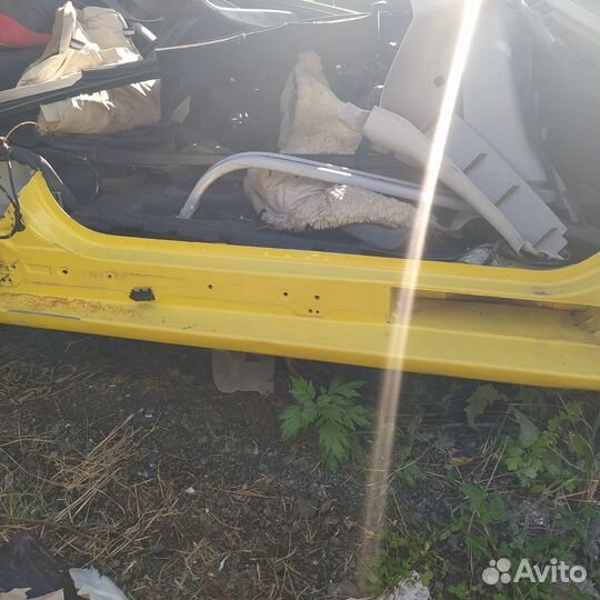 Левый порог пежо 1007 желтый