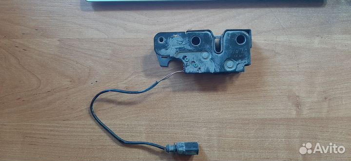 Замок капота Skoda Fabia 2007-2010