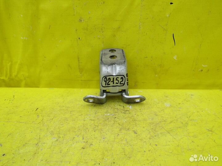 Петля передней двери Nissan Teana 07-13г 92152