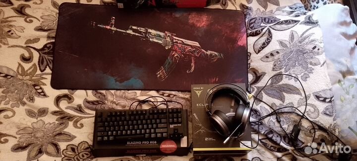 Игровые аксессуары - коврик,наушники, клавиатура