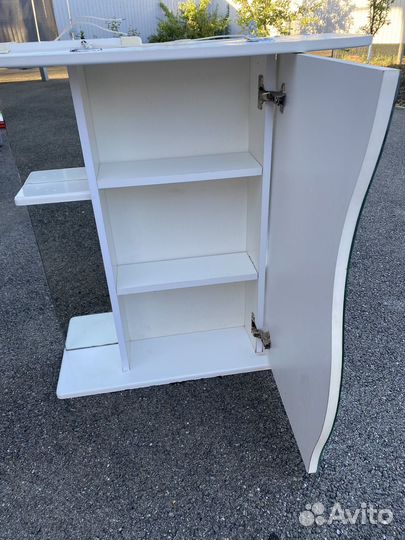 Шкаф с зеркалом в ванную комнату