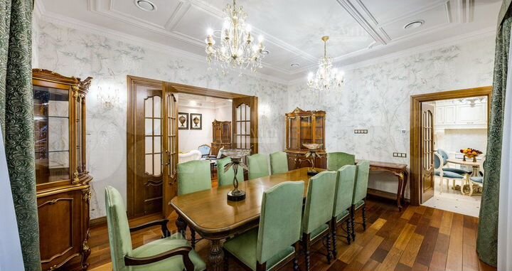 Дом 687 м² на участке 21 сот.