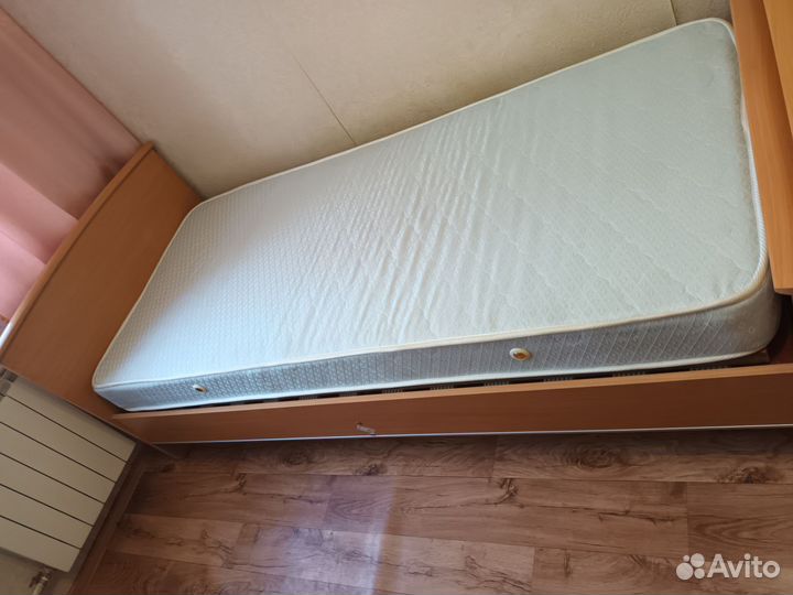 Кровать с матрасом