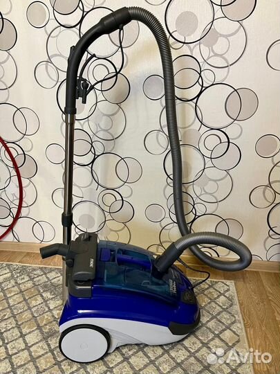 Угловой диван, стол кухонный и стулья