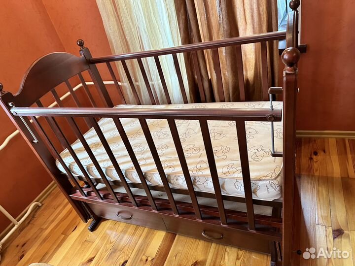 Детская кровать из нат. дерева с ящиком и маятн