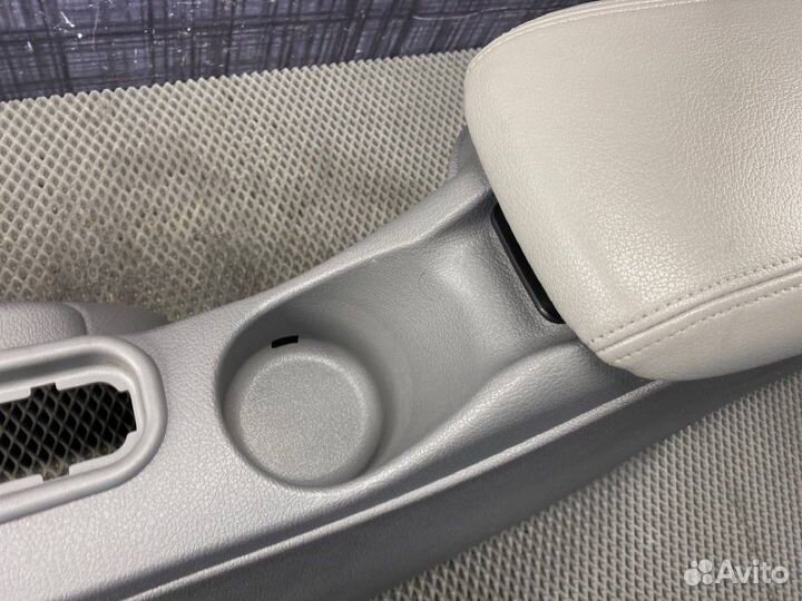 Консоль между сидений Chevrolet Trailblazer GMT360