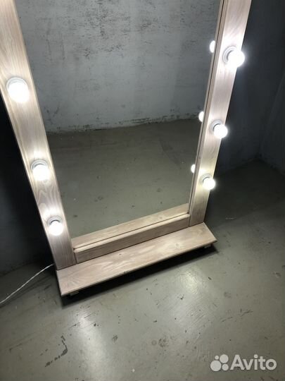 Гримерное зеркало с лампочками на подставке