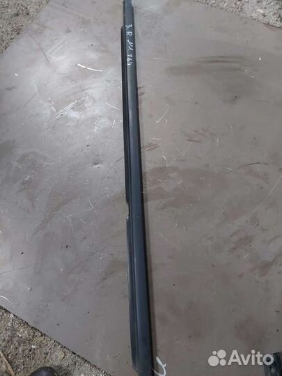 Молдинг стекла задний правый на Mercedes ML 164