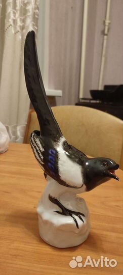 Фарфоровая статуэтка 