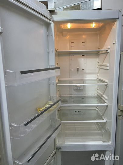 А) Холодильник Vestel ENF200VMW