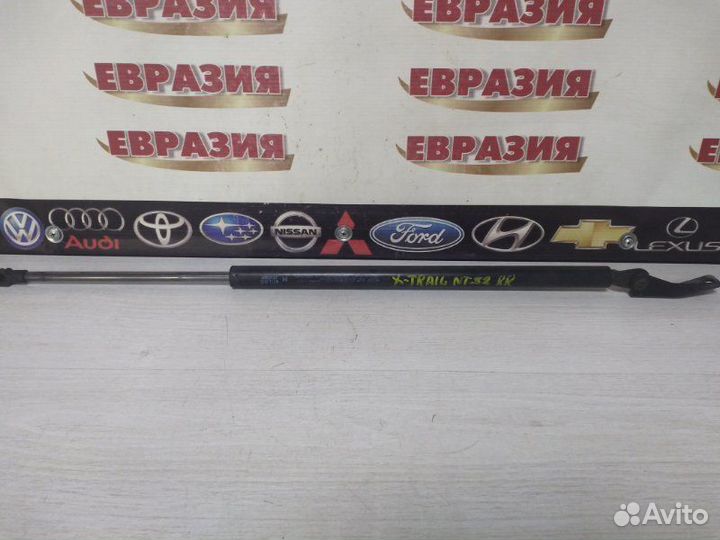 Амортизатор двери багажника задний правый Nissan