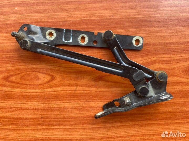 Крепление крышки багажника правое Ford Focus 2