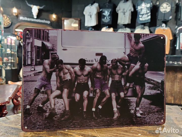 Табличка металлическая - чёрно-белое фото