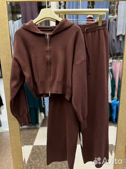 Женский костюм на молнии с капюшоном