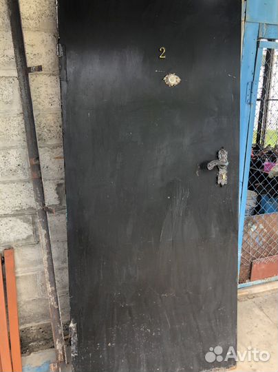 Дверь металлическая, батарея отопительная